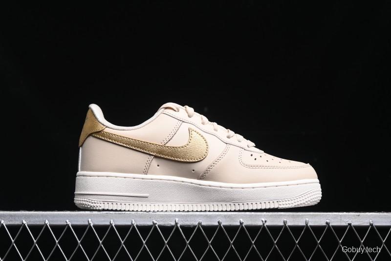 Nike Air Force 1 '07 Low Top Sneakers with Full-Grain Leather and Air Cushion - DQ7569-102